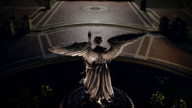 Un ángel con alas, la nueva visión que perturba a Michaela en 'Manifest'