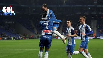 Los jugadores del Espanyol celebran un gol