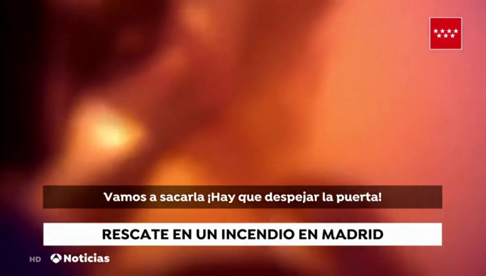 Así ha sido el rescate de una mujer de una vivienda incendiada en Madrid