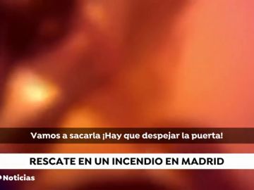 Así ha sido el rescate de una mujer de una vivienda incendiada en Madrid