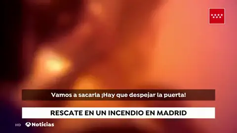 Así ha sido el rescate de una mujer de una vivienda incendiada en Madrid Así ha sido el rescate de una mujer de una vivienda incendiada en Madrid