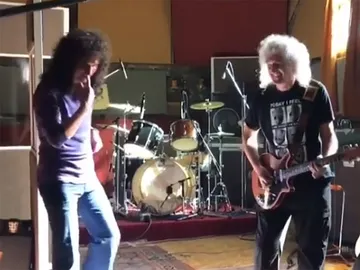 Gwilym Lee junto a Brian May Gwilym Lee junto a Brian May
