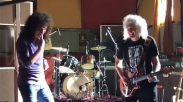 Gwilym Lee junto a Brian May Gwilym Lee junto a Brian May