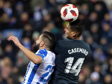 Casemiro pelea por un baló aéreo con Dimitrios Siovas Casemiro pelea por un baló aéreo con Dimitrios Siovas