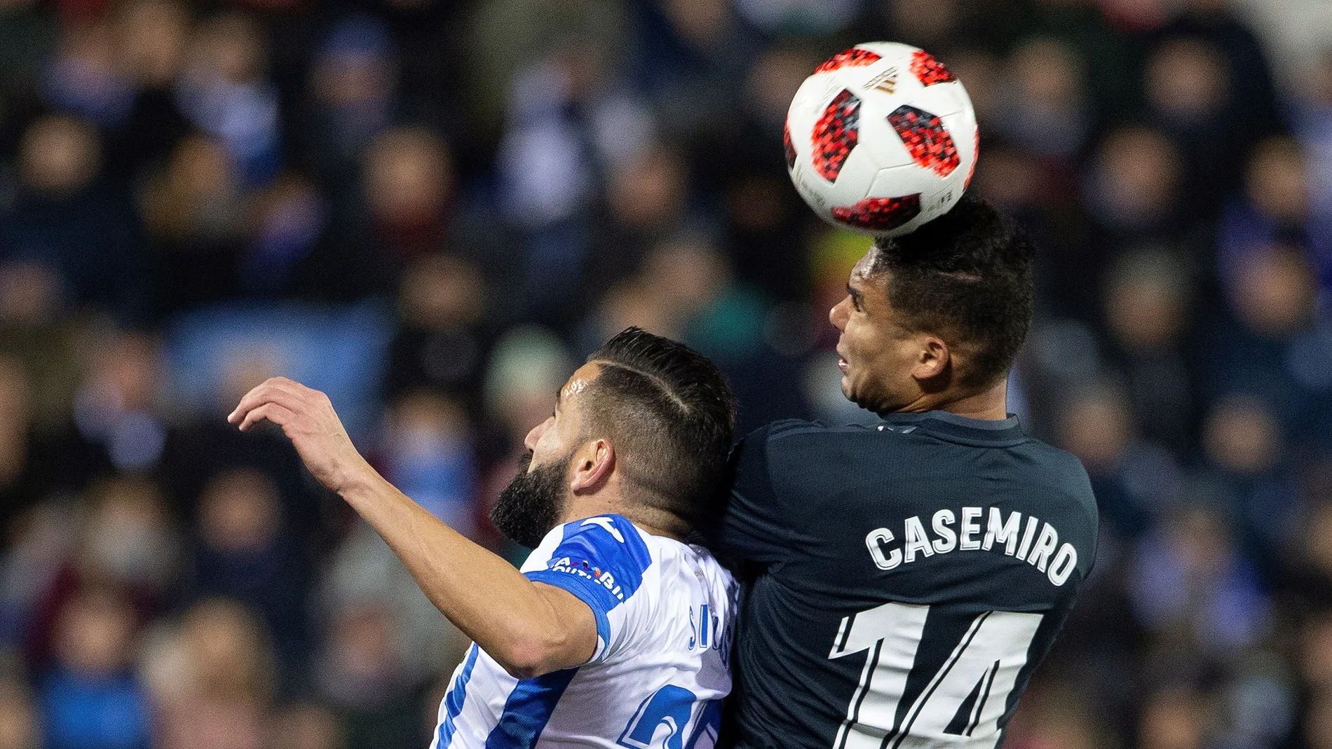 Casemiro pelea por un baló aéreo con Dimitrios Siovas Casemiro pelea por un baló aéreo con Dimitrios Siovas