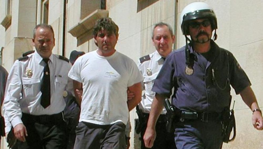 Agentes de la Policía Nacional llevan detenido en 2003 a José Javier Salvador Calvo.