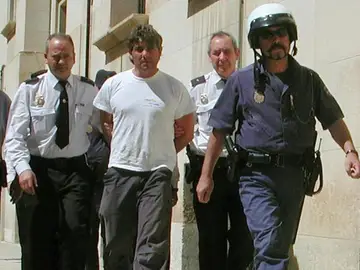 Agentes de la Policía Nacional llevan detenido en 2003 a José Javier Salvador Calvo. Agentes de la Policía Nacional llevan detenido en 2003 a José Javier Salvador Calvo.