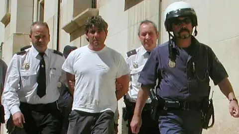 Agentes de la Policía Nacional llevan detenido en 2003 a José Javier Salvador Calvo. Agentes de la Policía Nacional llevan detenido en 2003 a José Javier Salvador Calvo.