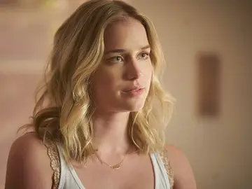 Elizabeth Lail en 'You' Elizabeth Lail en 'You'