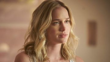 Elizabeth Lail en 'You'