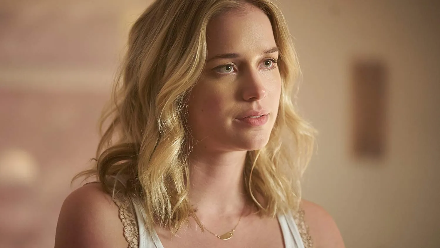 Elizabeth Lail en 'You' Elizabeth Lail en 'You'