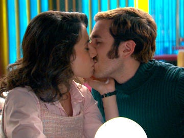Miguel no puede evitar lanzarse a besar a Carolina