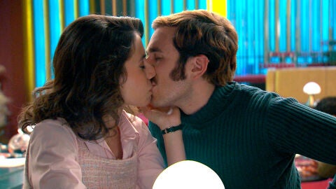 Miguel no puede evitar lanzarse a besar a Carolina