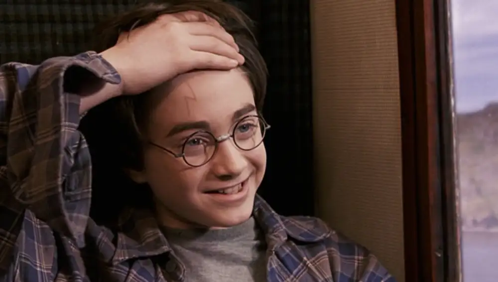 Daniel Radcliffe como Harry Potter enseña su cicatriz