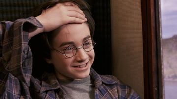 Daniel Radcliffe como Harry Potter enseña su cicatriz Daniel Radcliffe como Harry Potter enseña su cicatriz