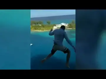 Una compañía de cruceros veta de por vida a un pasajero que saltó al agua desde el balcón de un barco Una compañía de cruceros veta de por vida a un pasajero que saltó al agua desde el balcón de un barco