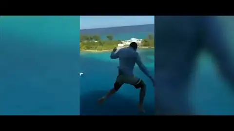 Una compañía de cruceros veta de por vida a un pasajero que saltó al agua desde el balcón de un barco Una compañía de cruceros veta de por vida a un pasajero que saltó al agua desde el balcón de un barco