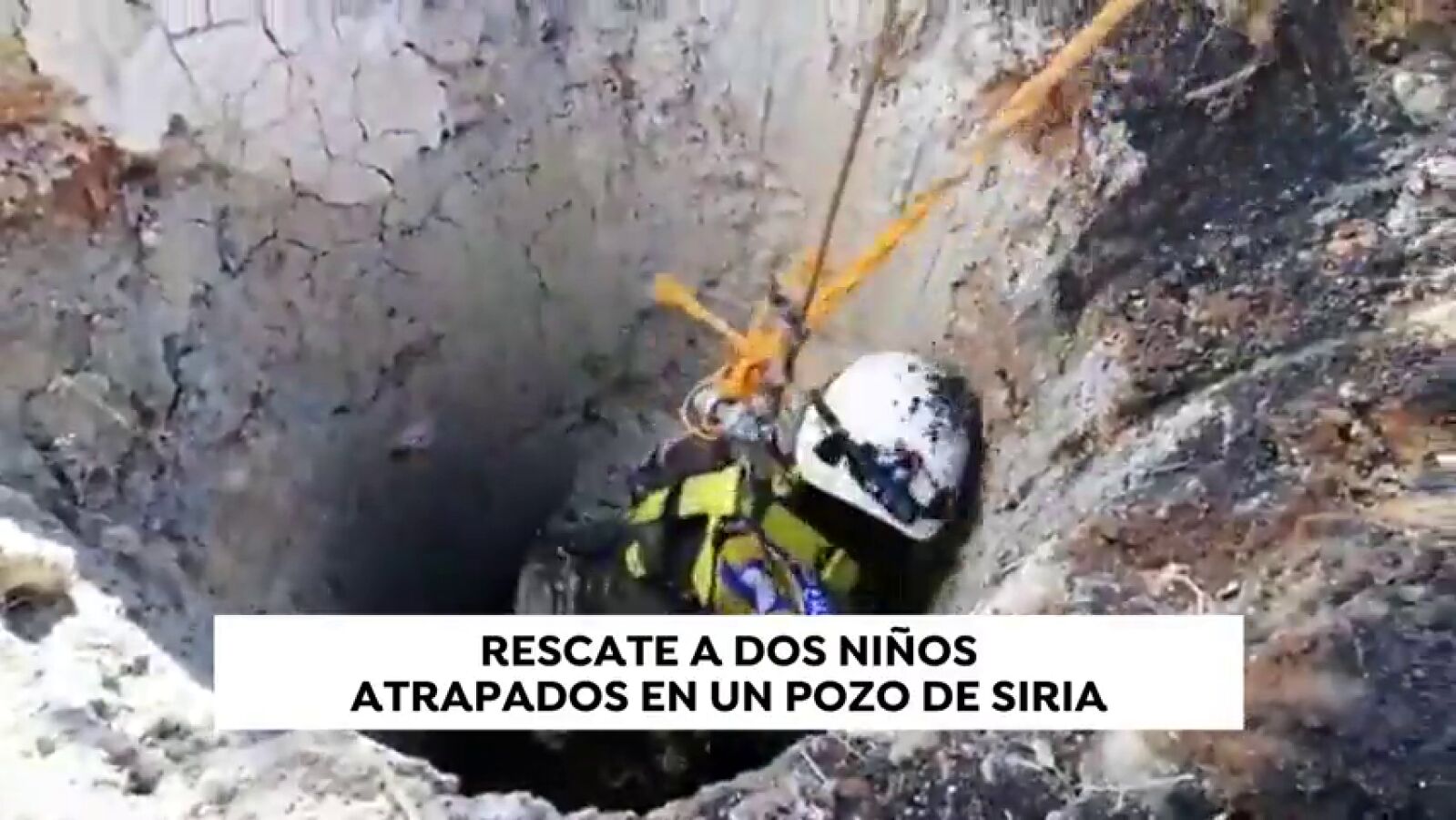 Rescatan a dos hermanos atrapados en un pozo en Siria