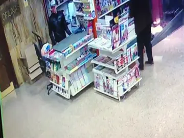 Buscan a dos hombres que engañaron a un anciano para robarle la recaudación de su quiosco en Zaragoza Buscan a dos hombres que engañaron a un anciano para robarle la recaudación de su quiosco en Zaragoza