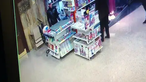 Buscan a dos hombres que engañaron a un anciano para robarle la recaudación de su quiosco en Zaragoza Buscan a dos hombres que engañaron a un anciano para robarle la recaudación de su quiosco en Zaragoza