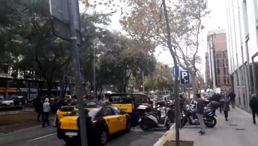 Los taxistas de Barcelona inician una huelga indefinida tras la decisión del Govern sobre los VTC 