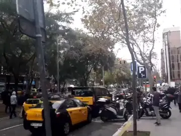 Los taxistas de Barcelona inician una huelga indefinida tras la decisión del Govern sobre los VTC Los taxistas de Barcelona inician una huelga indefinida tras la decisión del Govern sobre los VTC