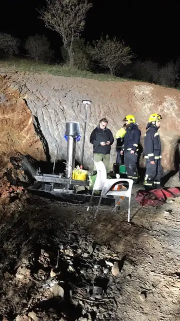 El lugar del pozo donde se realizan los trabajos El lugar del pozo donde se realizan los trabajos