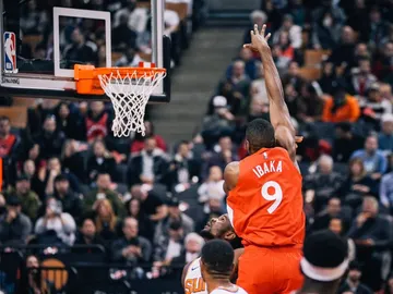 Serge Ibaka, en acción ante los Suns Serge Ibaka, en acción ante los Suns