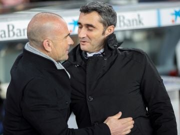 Valverde saluda a Paco López en el Camp Nou