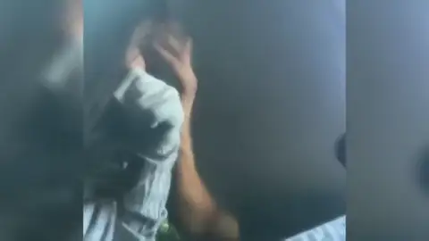 El vídeo de la agresión a una modelo por parte de su exnovio: "¿Quieres que te mate?" El vídeo de la agresión a una modelo por parte de su exnovio: "¿Quieres que te mate?"