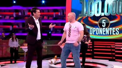 Paco consigue incomodar a Arturo Valls con una canción en '¡Ahora Caigo!'
