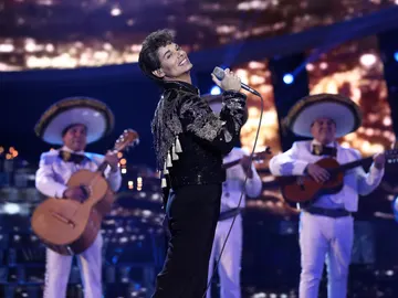 Actuación de Carlos Baute como Juan Gabriel Actuación de Carlos Baute como Juan Gabriel