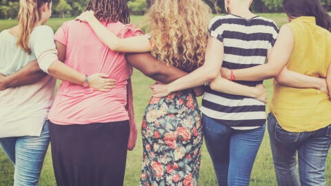 Mujeres abrazadas