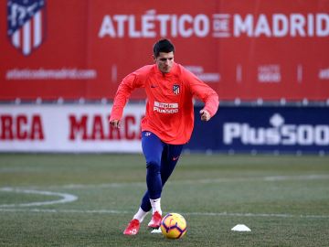 Álvaro Morata conduce el balón en su entrenamiento con el Atlético