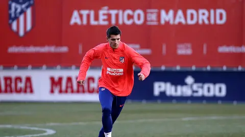 Álvaro Morata conduce el balón en su entrenamiento con el Atlético Álvaro Morata conduce el balón en su entrenamiento con el Atlético