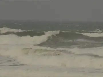 El temporal azota con fuerza en Asturias donde una carretera amenaza con derrumbarse en dos puntos El temporal azota con fuerza en Asturias donde una carretera amenaza con derrumbarse en dos puntos