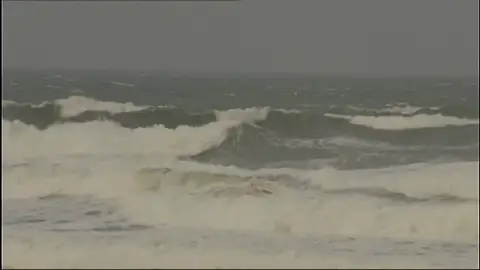 El temporal azota con fuerza en Asturias donde una carretera amenaza con derrumbarse en dos puntos El temporal azota con fuerza en Asturias donde una carretera amenaza con derrumbarse en dos puntos