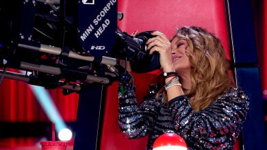 Paulina Rubio celebra ya el Día Internacional del Beso en 'La Voz' con Keunam y Hermoti 