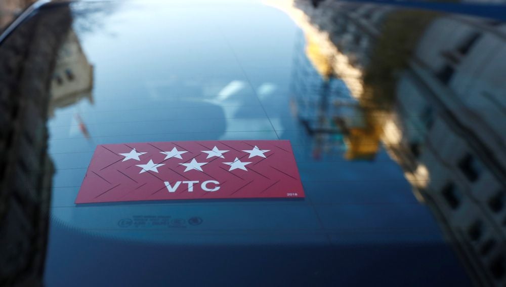Vista de un coche de VTC circulando esta tarde por las calles de Madrid