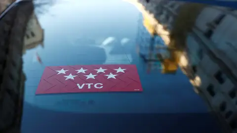 Vista de un coche de VTC circulando esta tarde por las calles de Madrid Vista de un coche de VTC circulando esta tarde por las calles de Madrid