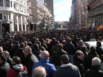 Taxistas y VTC reclaman soluciones y gobierno y partidos se echan la culpa del bloqueo Taxistas y VTC reclaman soluciones y gobierno y partidos se echan la culpa del bloqueo