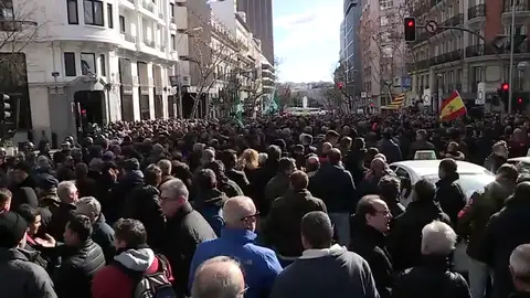 Taxistas y VTC reclaman soluciones y gobierno y partidos se echan la culpa del bloqueo Taxistas y VTC reclaman soluciones y gobierno y partidos se echan la culpa del bloqueo