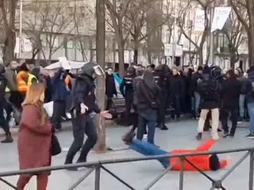Un manifestante finge una agresión policial durante las protestas en el Paseo de la Castellana Un manifestante finge una agresión policial durante las protestas en el Paseo de la Castellana