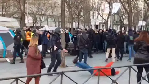 Un manifestante finge una agresión policial durante las protestas en el Paseo de la Castellana Un manifestante finge una agresión policial durante las protestas en el Paseo de la Castellana