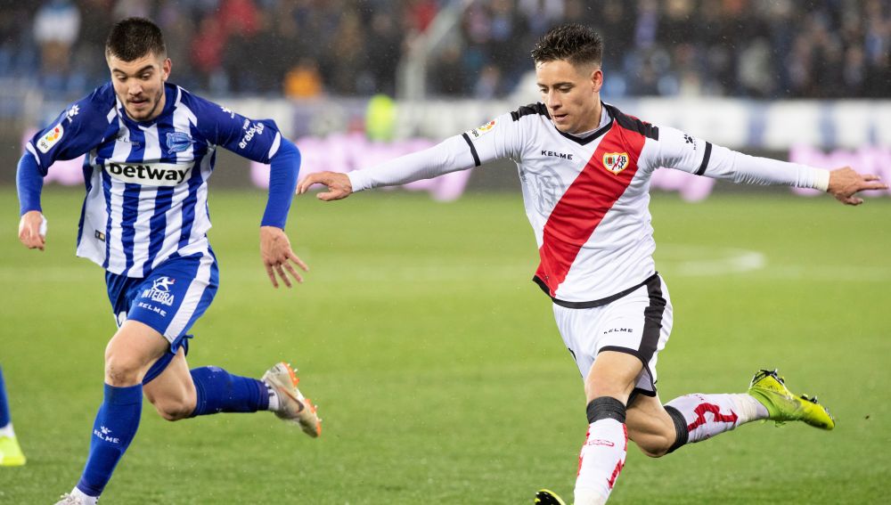 Álex Moreno intenta centrar en el partido ante el Alavés