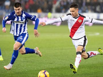 Álex Moreno intenta centrar en el partido ante el Alavés
