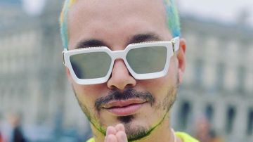 J Balvin con el pelo de colores