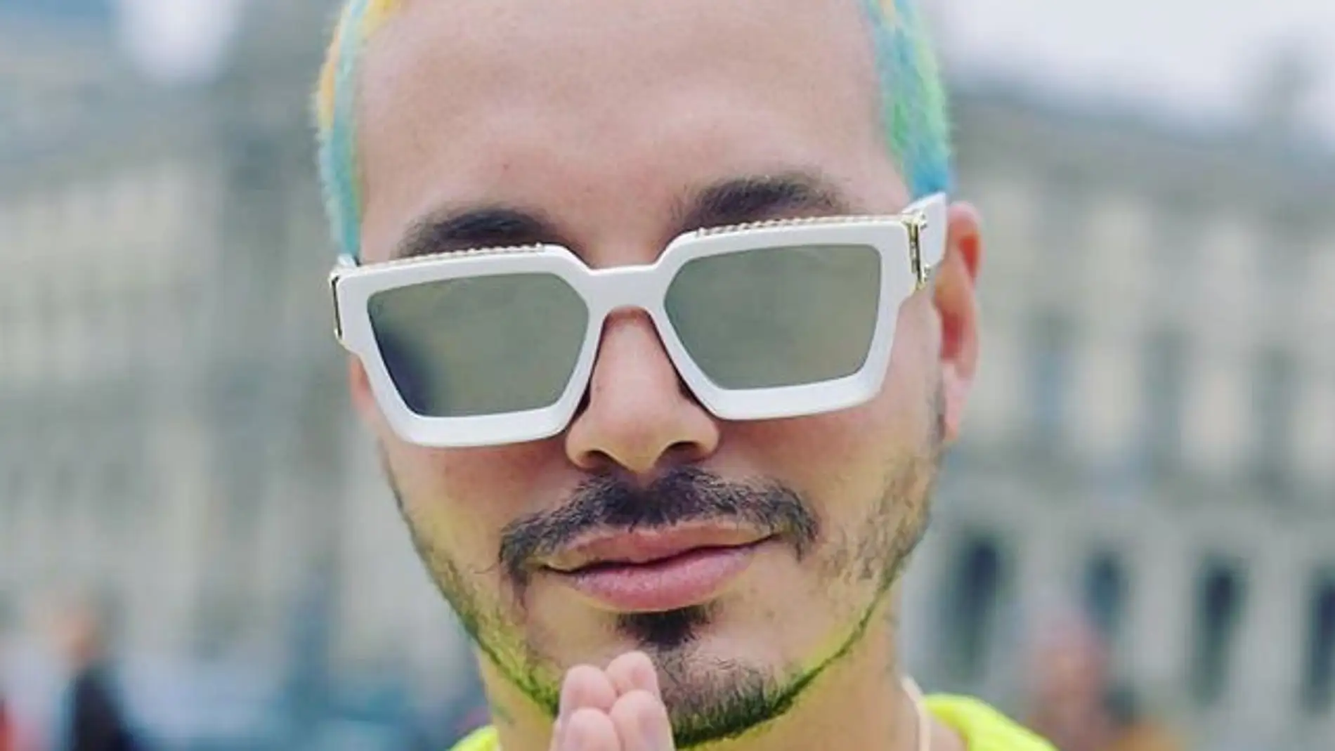 J Balvin con el pelo de colores