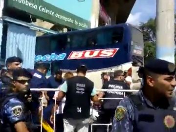 El autobús del Unión de Santa Fe se estrella contra el muro del estadio del Belgrano