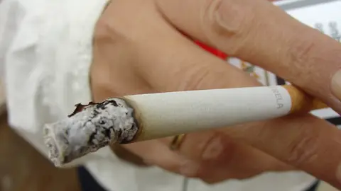Cigarrillo consumiéndose Cigarrillo consumiéndose